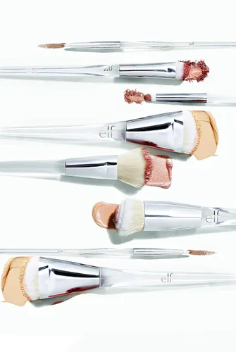 Miniatura 5 de e.l.f. Cepillo de base de precisión en espiral, mezcla la base líquida suavemente sobre la piel, mango triangular para un control definitivo, vegano