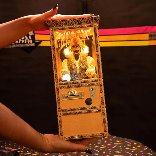 Miniatura 5 de New Wave Toys Zoltar Speaks - Mini réplica de la máquina adivina, totalmente animada escala 1/6 con dispensador de tarjetas, USB-C recargable