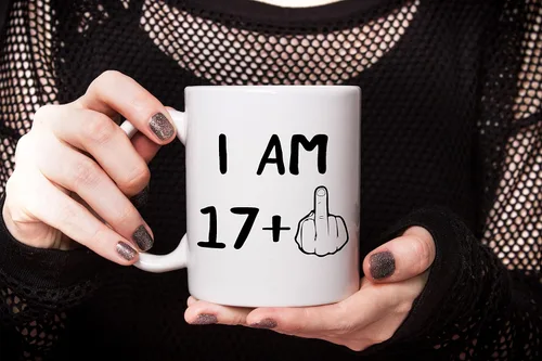 Miniatura 3 de Divertidos regalos de cumpleaños número 18, taza de café con el dedo medio con texto en inglés "I Am 17 Plus, taza novedosa de 18 años, fiesta