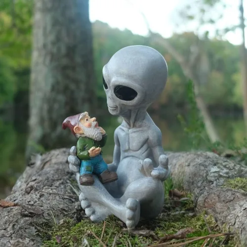 Miniatura 3 de Andre' & Fritz Friendship Stories - Estatua de jardín de extraterrestres y gnomos, poliresina de 6.5 pulgadas de alto x 4 pulgadas de ancho x 3.5