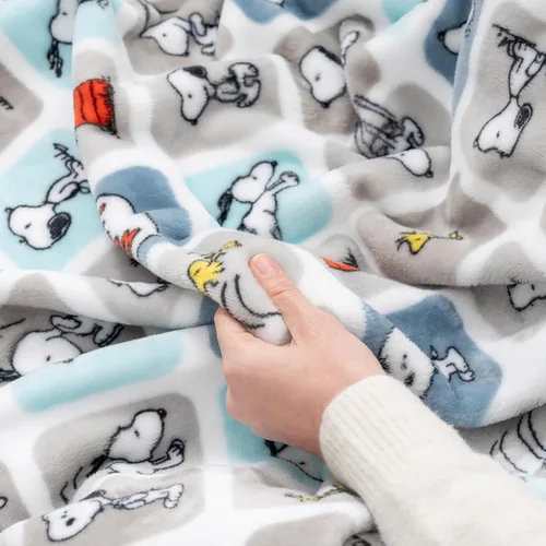 Miniatura 6 de Berkshire Blanket Peanuts® VelvetLoft® - Manta de felpa de Snoopy con bonitos personajes, Snoopy, diseño a cuadros, azul, manta de 55 x 70 pulgadas