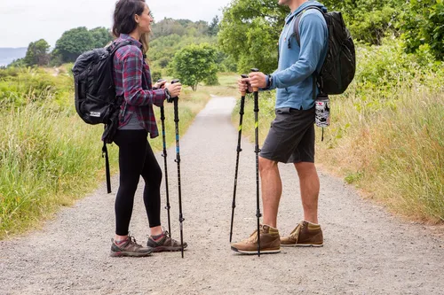 Miniatura 7 de Cascade Mountain Tech - Bastones de senderismo de fibra de carbono, bastones para caminar o hacer senderismo con seguros ajustables rápidos Verde