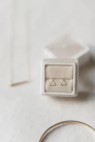Miniatura 6 de HONEYCAT Aretes de tuerca con diseño de triángulo en oro, oro rosa o plata Joyería minimalista y delicada