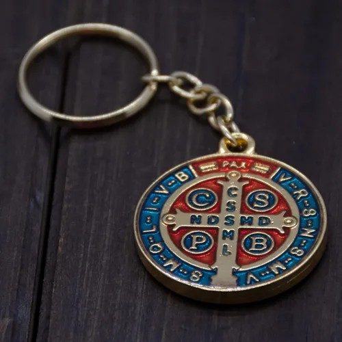 Miniatura 2 de Medalla de San Benito - Llavero de metal en tono dorado Detalles de resina azul y roja Patrón de los estudiantes Gran regalo católico
