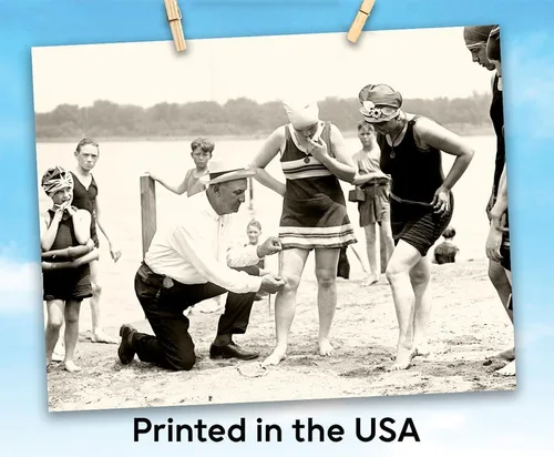 Miniatura 9 de Fotografía vintage de The Bathing Suit Cop de 11 x 14 pulgadas, impresión sin marco, escena histórica de la playa de los años 20, divertida