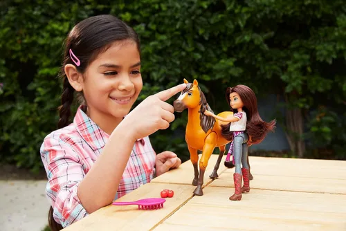 Miniatura 2 de Mattel Spirit Untamed Muñeca Lucky y Figura de Caballo Spirit, Set de Juego Cabalgar Juntos y 2 Accesorios, la Muñeca "Salta" y "Monta" en Caballo