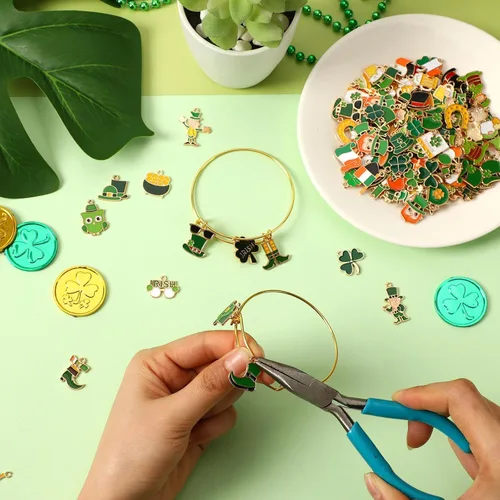 Miniatura 5 de SANNIX 110 piezas de 55 pares de dijes del día de San Patricio, trébol de San Patricio, dije de esmalte dorado para hacer joyas, pulseras, collares