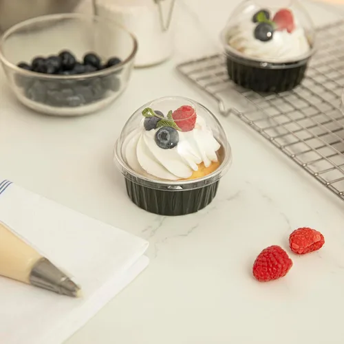 Miniatura 10 de Restaurantware Ramequines desechables de 4.2 onzas con tapas, 100 vasos desechables redondos de crema brulee, tapas de cúpula aptas para horno, Negro