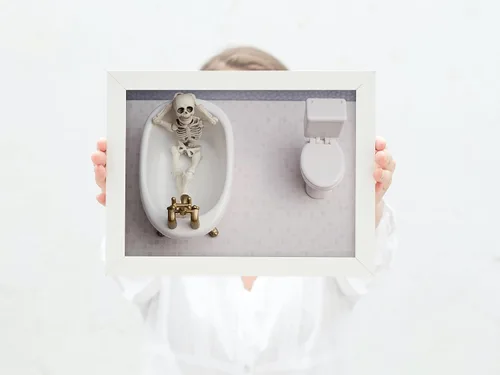 Miniatura 5 de Juego de impresiones artísticas divertidas de esqueleto para baño, juego de 4 – 8 x 10 pulgadas, sin marco, con calavera humorística para decoración