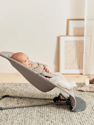 Miniatura 3 de BabyBjörn Bouncer Bliss, Gris Arena, Tejido, Colchón Clásico de Acolchado Asiento Ajustable de Mecedora para Bebé de 2 en 1 y Silla para Niño