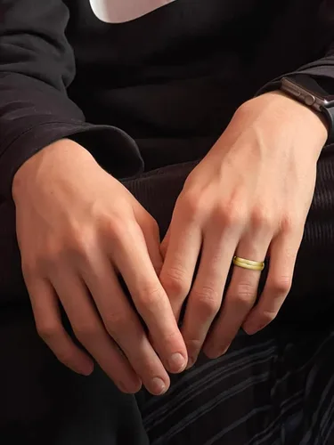 Miniatura 11 de Alianza de boda para hombre simple tradicional de 5 mm de oro amarillo de 10K (talles disponibles 7-12 1/2)