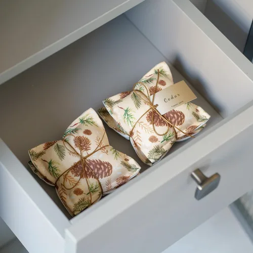 Miniatura 3 de AUCUDA Paquete de 4 bolsas perfumadas de cedro para cajones y armarios, paquetes de popurrí para ropa de mujer, almohada de malla con fragancia