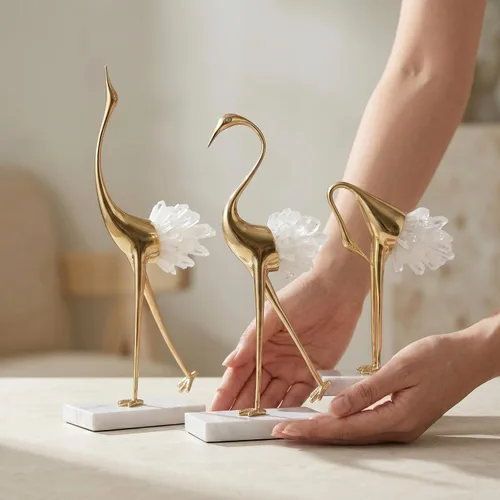 Miniatura 5 de suruim Elegantes estatuas de pájaro de grúa dorada con detalles de cola de cristal, figuras decorativas de latón para decoración del hogar (blanco A)