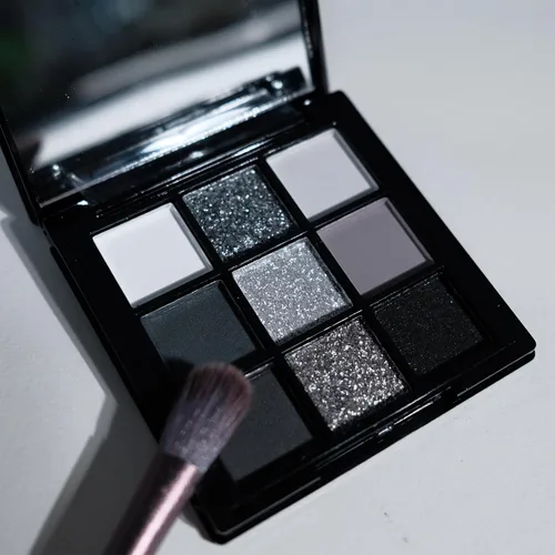 Miniatura 19 de Erinde Paleta de maquillaje de sombra de ojos de 9 colores con purpurina y lavanda brillante y mate, violeta, malva, púrpura oscura, plateado