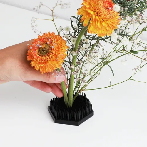 Miniatura 2 de Wazakura Soporte hexagonal japonés negro para flores Ikebana Kenzan de 2.6 pulgadas (2.677 in), hecho en Japón con diseño floral