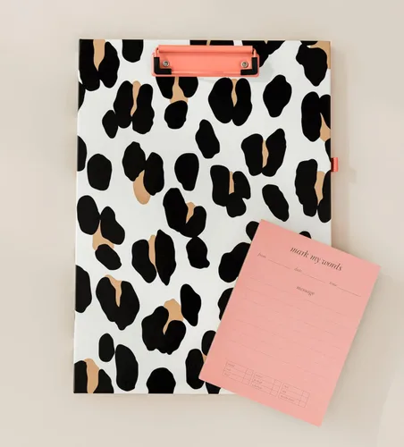 Miniatura 4 de Kate Spade New York - Portapapeles de tapa dura con estampado de leopardo A4 con clip de bajo perfil, padfolio profesional incluye bloc de notas