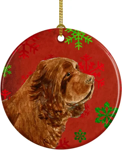 Caroline's Treasures Sussex Spaniel - Adorno de cerámica de copo de nieve rojo y verde, decoración colgante para árbol de Navidad, decoración para