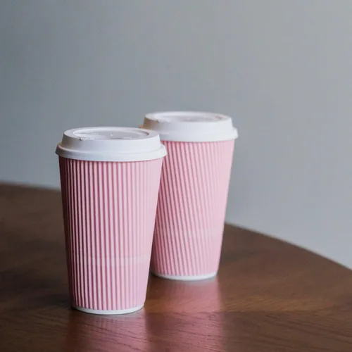 Miniatura 5 de Tazas de café desechables con tapas, taza de café de 16 onzas (paquete de 70). Las tazas de viaje grandes mantienen la forma con bebidas frías