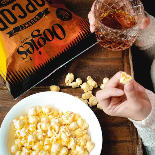 Miniatura 6 de Oogie's Gourmet Popcorn Paquete de 4 Sabor Gouda ahumado de nogal Snacks de palomitas de maíz sin gluten Bolsa grande de 4.25 onzas