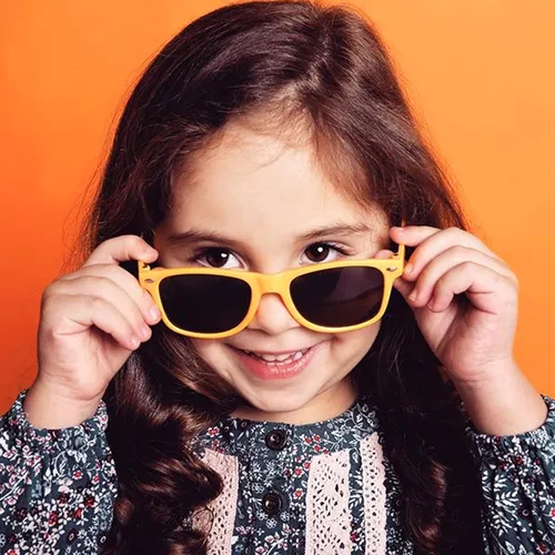 Miniatura 2 de SUNOVELTIES Paquete de 12 lentes de sol retro neón para niños, lentes clásicos de corazón a granel, regalos de fiesta para niños y niñas, disfraz al