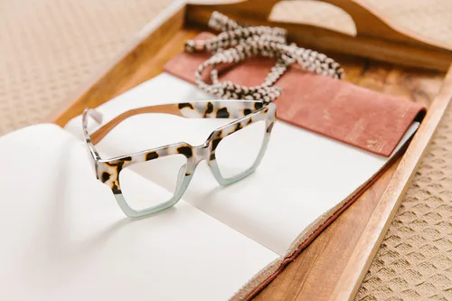 Miniatura 4 de Oprah's Favorite Things Take a Bow - Gafas de lectura cuadradas de gran tamaño con bloqueo de luz azul Tortuga Chai/Verde
