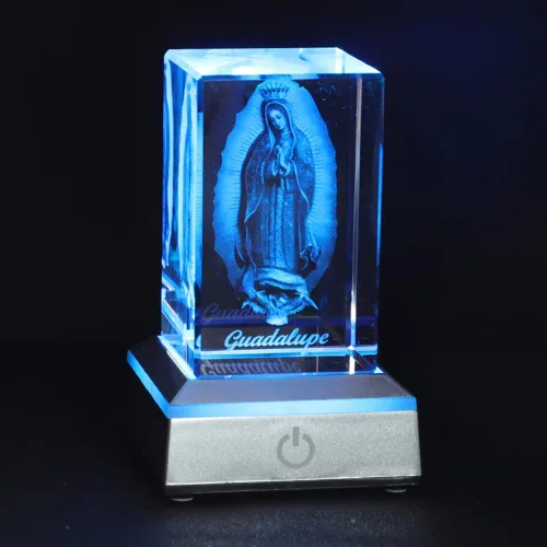 Miniatura 7 de KOMI Estatua de la Virgen María de cristal 3D con base de luz LED, estatuas de madre María grabadas con láser, regalos religiosos para mujeres
