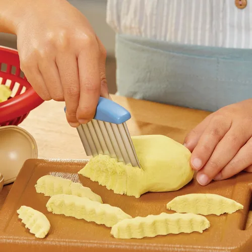 Miniatura 2 de Little Tikes Creative Chefs - Kit de hamburguesa con queso y papas fritas con 22 accesorios, juego de cocina para niños y niñas a partir de 3 años
