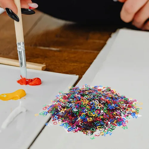 Miniatura 9 de Mini letras del alfabeto de lentejuelas para manualidades, 3.17 oz/paquete de confeti de resina con purpurina, letras mixtas para Navidad