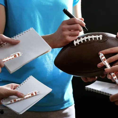 Miniatura 6 de Thenshop 40 bolígrafos de fútbol americano para fiestas deportivas, divertidos y novedosos bolígrafos retráctiles de tinta negra para adultos