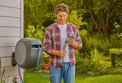 Miniatura 4 de GARDENA 20502, Carrete retráctil para manguera de jardín de 75 pies x 1/2 pulgadas, montaje en pared, retracción automática y bloqueo de longitud