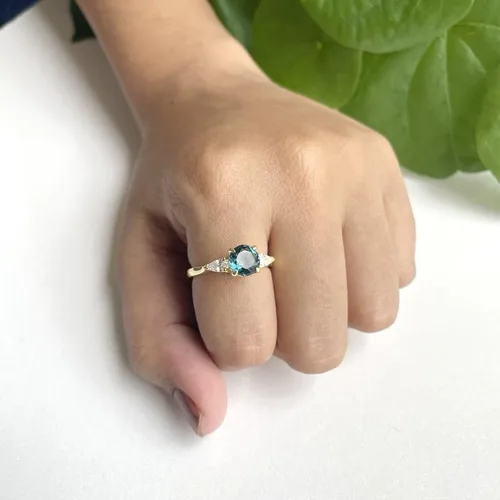 Miniatura 3 de Anillo de compromiso de 3 piedras con topacio azul Londres y diamante blanco de talla redonda y pera, acabado de oro de 14 quilates, anillo