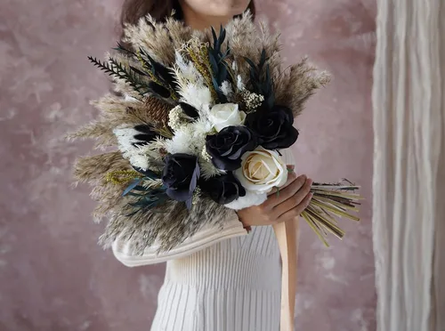 Miniatura 7 de Ramo de boda de rosas preservadas negras y doradas, ramo de boda bohemio, ramo de hierba de las pampas, ramo de flores secas de 12-14 pulgadas