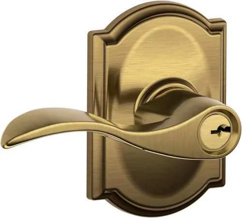 Miniatura 2 de SCHLAGE - Manija Accent con cerradura que se abre con llave y moldura Camelot en latón antiguo - F51A ACC 609 CAM