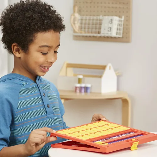 Miniatura 9 de Hasbro Gaming Adivina quién? Marco original, fácil de cargar, hoja de personajes de doble cara, juegos de mesa para 2 jugadores para niños