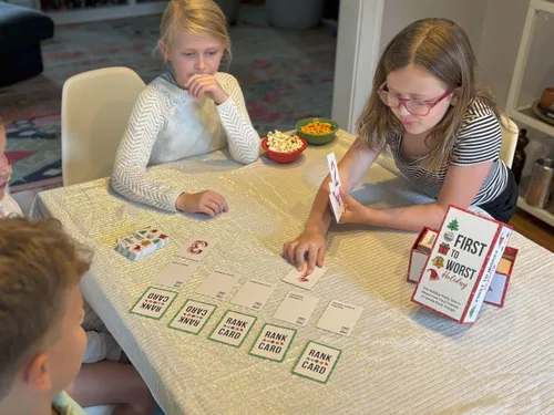Miniatura 3 de FIRST TO WORST Juego de Fiesta Edición Navideña - Un Juego de Cartas Festivo Sobre Cómo Tus Amigos y Familia Clasifican las Cosas - Perfecto
