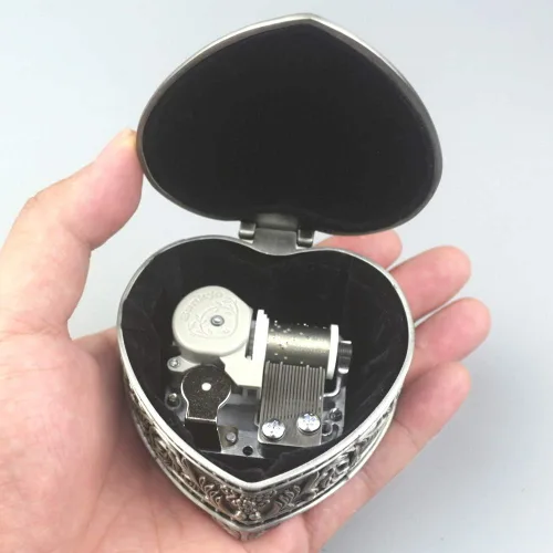 Miniatura 3 de ROSIKING Caja de música de metal de aleación en relieve en forma de corazón con mecanismo antiguo, cajas musicales de joyería para Navidad, Castillo