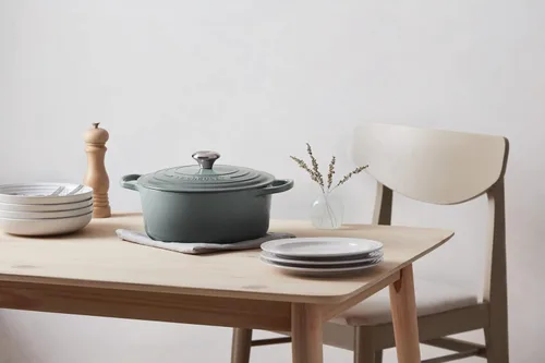 Miniatura 5 de Le Creuset Horno holandés redondo de hierro fundido esmaltado, 9 cuartos de galón, Sal marina Sea Salt