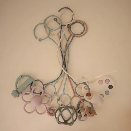 Miniatura 4 de mushie Correas ajustables de silicona para juguetes, paquete de 2 Soporte para accesorios de bebé para viajes, cochecito, silla alta