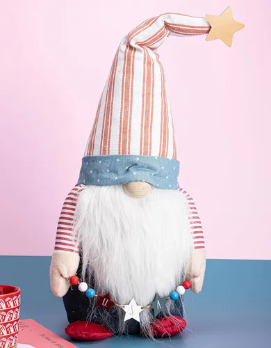 Miniatura 3 de Rae Dunn Americana - Gnomos del 4 de julio, gnomo rojo y blanco con guirnalda de estrellas de madera y sombrero a rayas, decoración americana