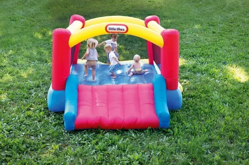 Miniatura 8 de Little Tikes Jump 'n Slide Bouncer Inflable Incluye Soplador de Servicio Pesado con GFCI, Estacas, Parches de Reparación y Bolsa de Almacenamiento