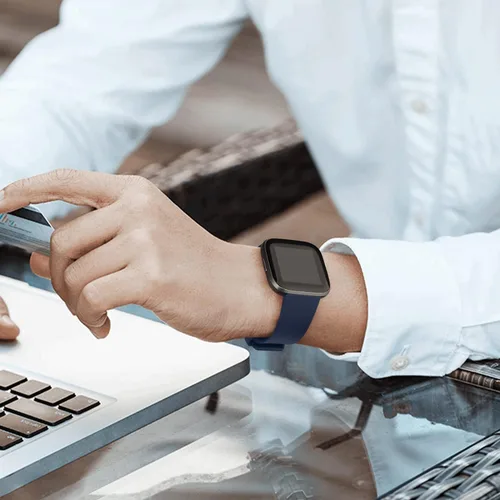 Miniatura 4 de PAQUETE DE 3 Bandas de Silicona Suave Compatibles con Fitbit Versa Bandas Deportivas Ajustables para Mujeres y Hombres Tallas Pequeña y Grande