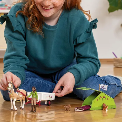 Miniatura 2 de Schleich Club de caballos, juguetes de caballo para niñas y niños, juego de caballos de aventura Sarah's Camping con juguete de caballo, 12 piezas