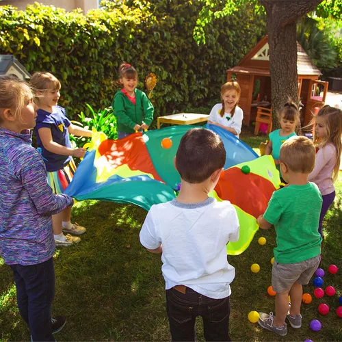 Miniatura 6 de NARMAY Paracaídas de juego para niños, paracaídas arcoíris de 6 pies con 8 asas, juguete de juego de grupo cooperativo para juegos en interiores