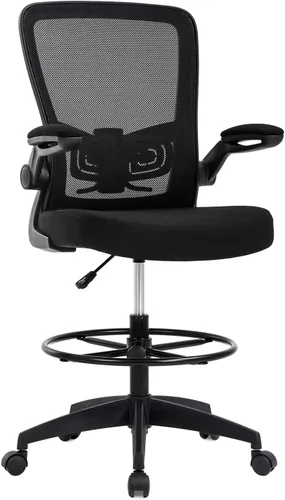 Silla de oficina alta, de altura ajustable, con soporte lumbar y brazos abatibles; silla de respaldo de malla con reposapiés. Banco para escritorio