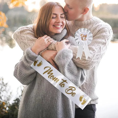 Miniatura 2 de Paquete de 2 decoraciones para baby shower, banda de mamá y papá para ser insignias de hojalata con bonito patrón de pies dorados para fiesta