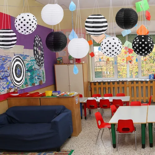 Miniatura 4 de Treela Paquete de 6 linternas de papel en blanco y negro de 8 pulgadas redondas con patrones de lunares a rayas para regreso a clases, aula, fiesta