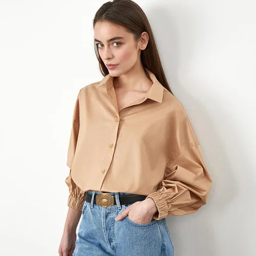 Miniatura 255 de Cinturón de cuero clásico con hebilla de metal para mujer con vestido de jeans