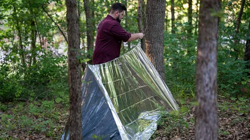 Miniatura 3 de SharpSurvival Shack - Tienda de campaña de supervivencia de emergencia – Tienda de campaña de tubo Mylar para 2 personas – Ligero 8 x 5 pies refugio