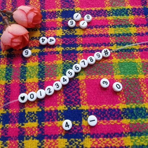 Miniatura 3 de Amaney - 600 cuentas acrílicas blancas de números 0-9, símbolo # corazón con caja de almacenamiento, 0.276 x 0.157 in En caja blanca