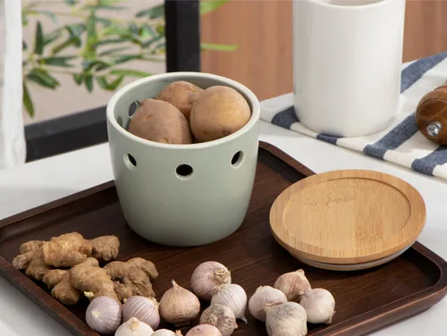 Miniatura 2 de ONEMORE Porta ajos grande con tapa, recipiente de ahorro de ajo de cerámica de 12.7 cm, porta ajos para mostrador, verde claro